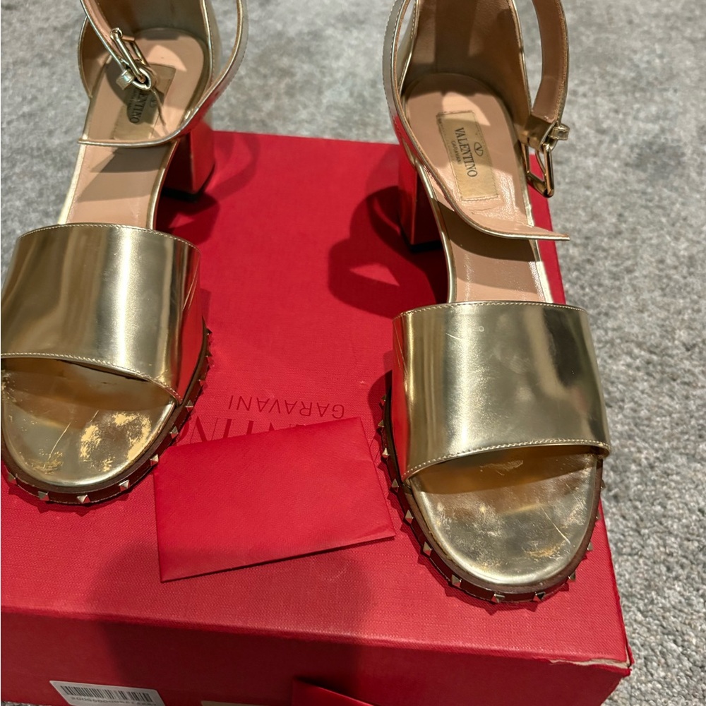 Authentic Valentino Rock stud platnium sandals 
Size 39 .5.